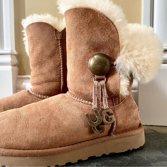 UGG Bailey Button~UGG Charms•5•Chestnut•Shearling Lined Boots From UGG Australia - Picture 4 of 12
